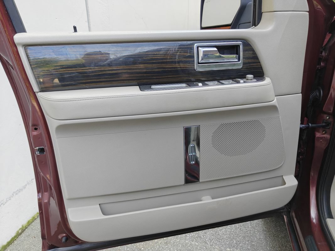 Used 2010 Lincoln Navigator 4WD image 15