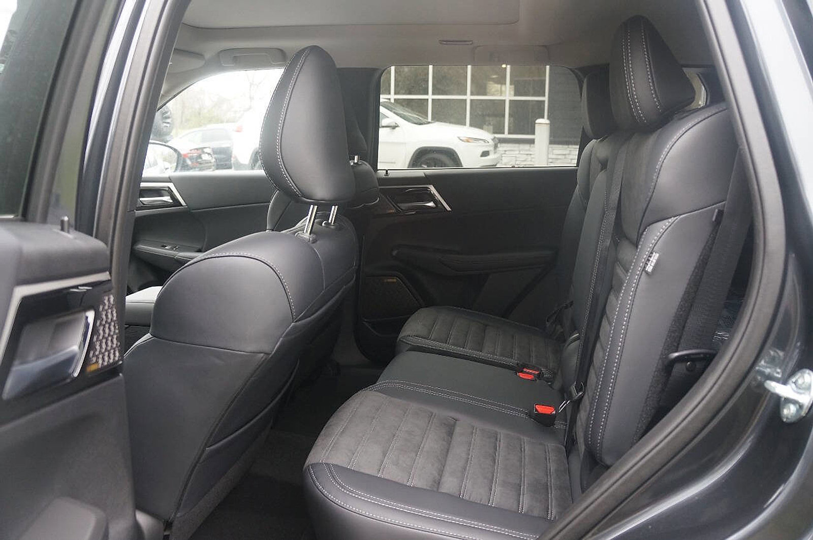 New 2025 Mitsubishi Outlander SE image 21