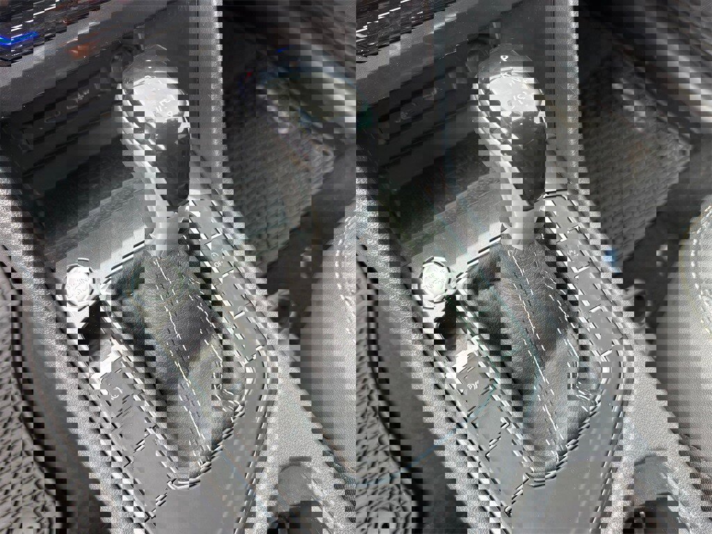 Used 2023 Volkswagen Tiguan SE image 14