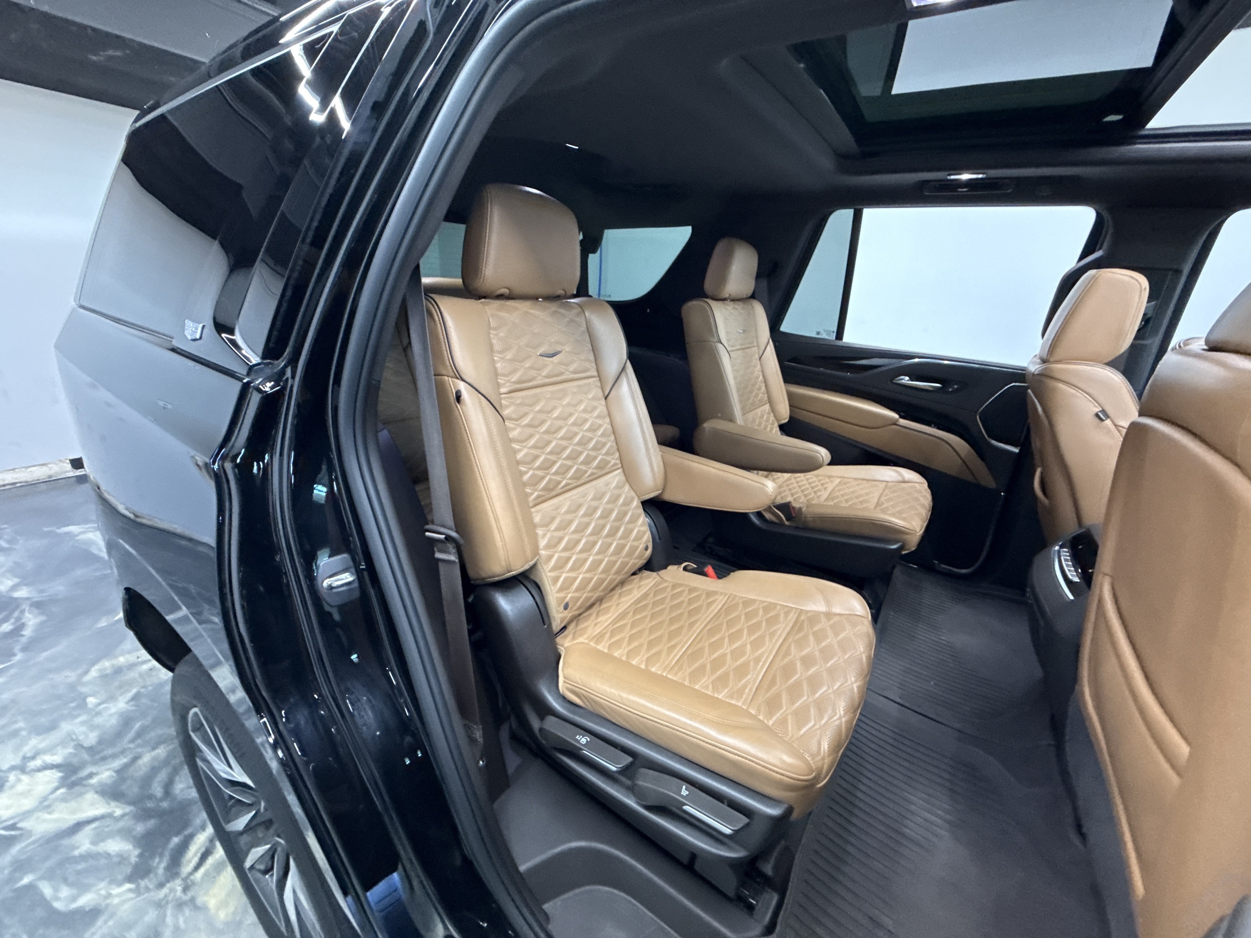 Used 2023 Cadillac Escalade Sport w/ LPO, Floor Liner Package AWD/4WD image 26