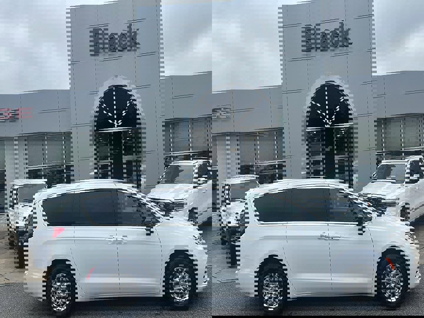 New 2026 Chrysler Pacifica Select image 4