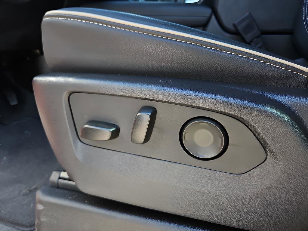 Used 2025 Chevrolet Suburban Premier image 13