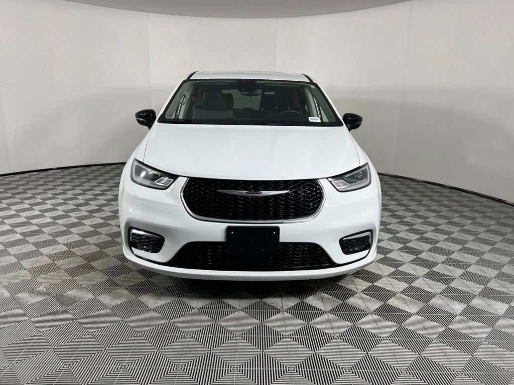 Used 2024 Chrysler Pacifica Touring-L image 11