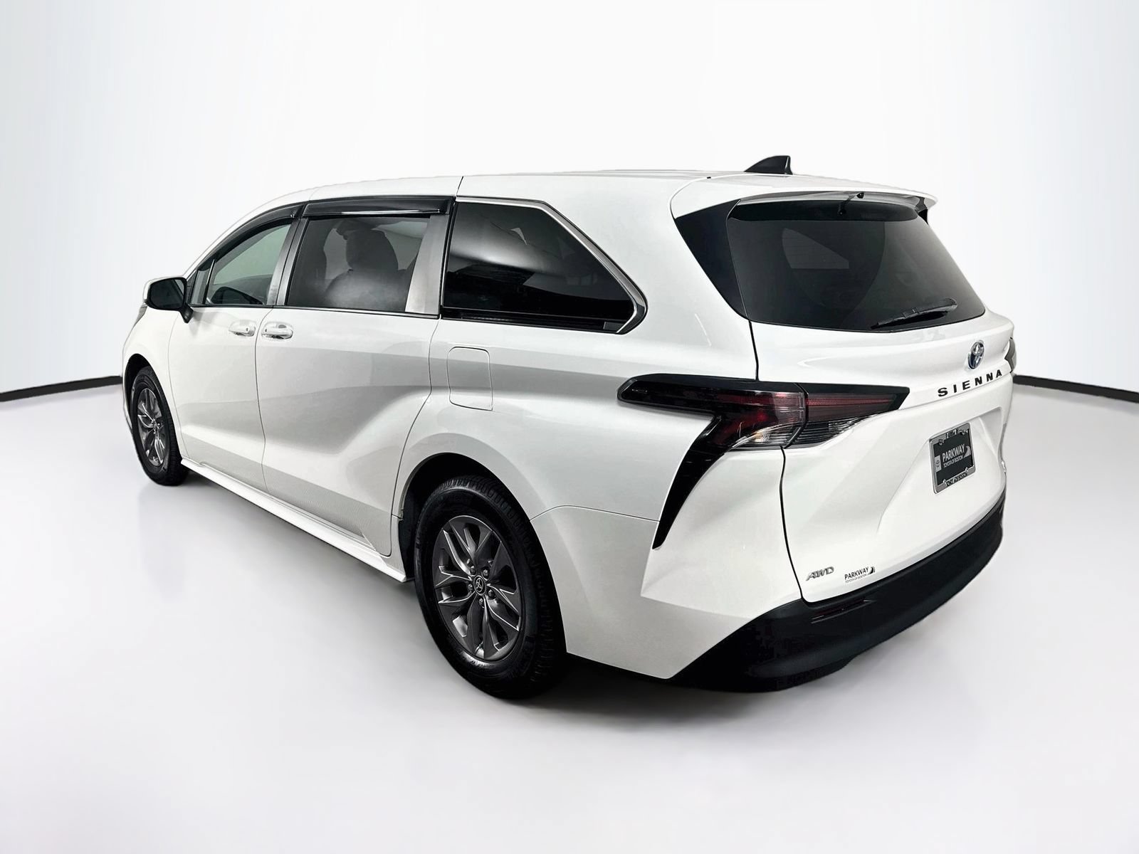 Used 2024 Toyota Sienna LE AWD/4WD image 5