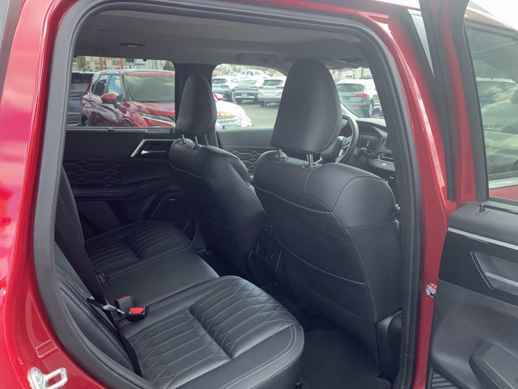 Used 2025 Mitsubishi Outlander AWD image 5