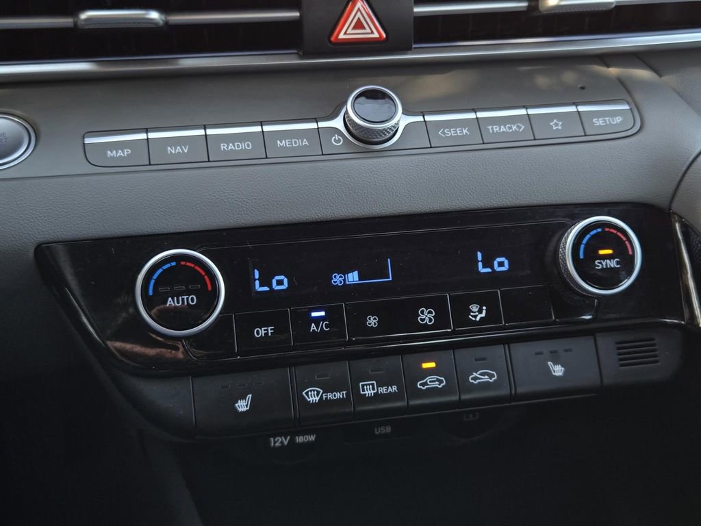 Used 2025 Hyundai Elantra SEL image 21