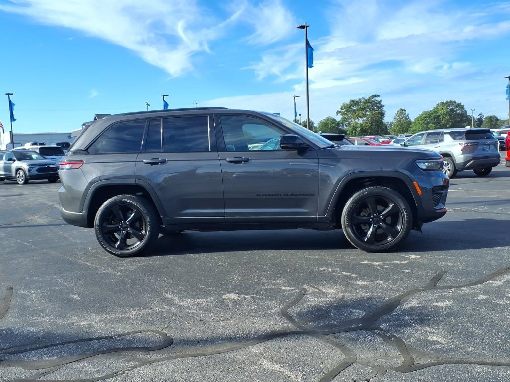 Used 2024 Jeep Grand Cherokee Altitude AWD/4WD image 15