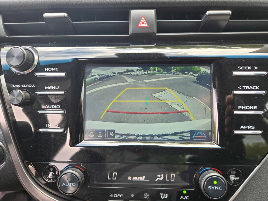 Used 2018 Toyota Camry XLE FWD image 12