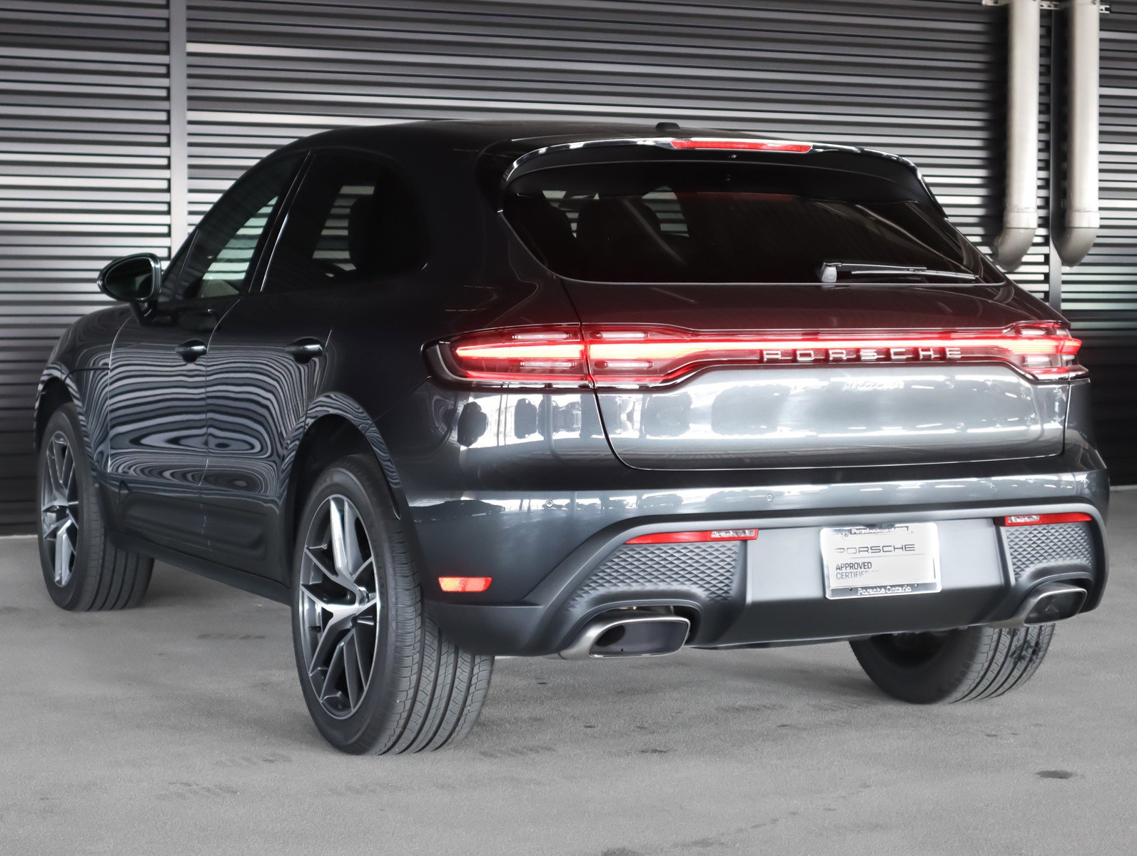 Used 2025 Porsche Macan image 3