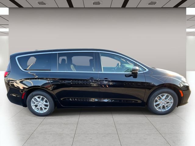 New 2026 Chrysler Pacifica Select image 2