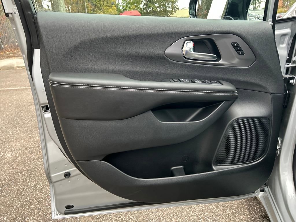 New 2026 Chrysler Pacifica Select image 12