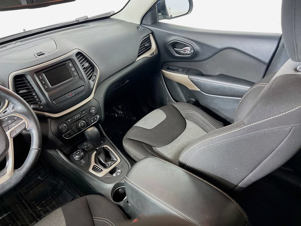 Used 2018 Jeep Cherokee Latitude w/ Cold Weather Group AWD/4WD image 21
