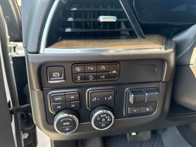 Used 2025 Chevrolet Suburban High Country AWD/4WD image 26