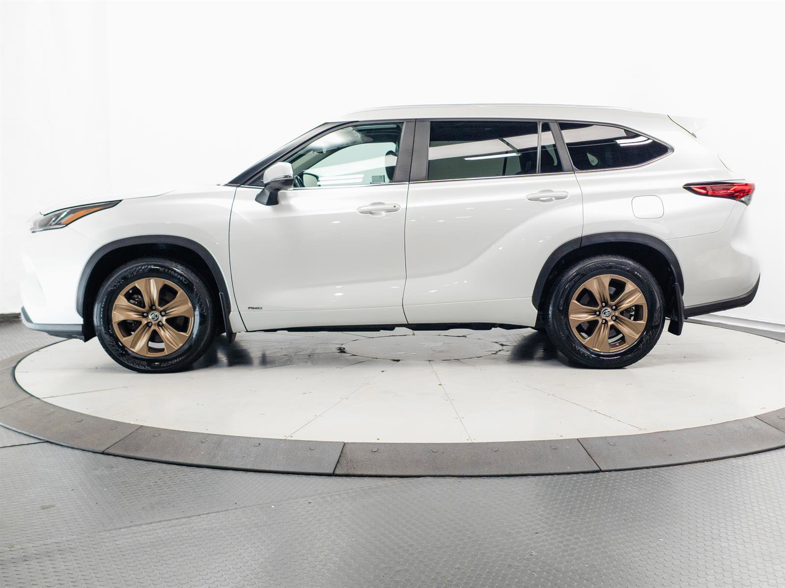 Used 2023 Toyota Highlander Bronze Edition AWD/4WD image 9