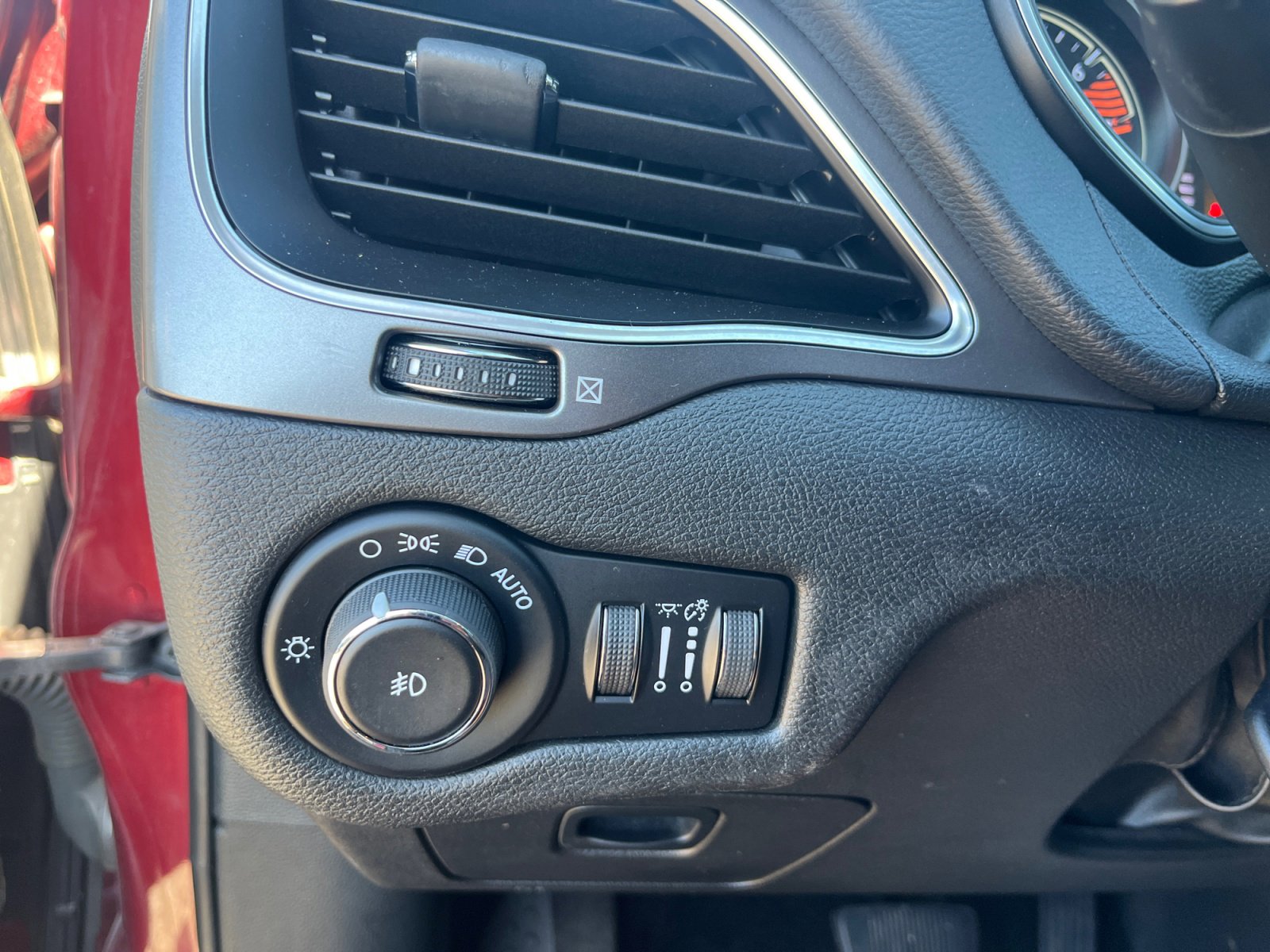 Used 2019 Jeep Cherokee Latitude Plus image 33