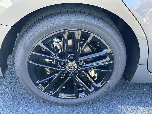 New 2026 Toyota Camry Hybrid FWD image 9