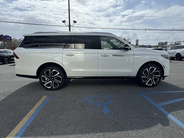 New 2026 Lincoln Navigator L Reserve AWD/4WD image 3