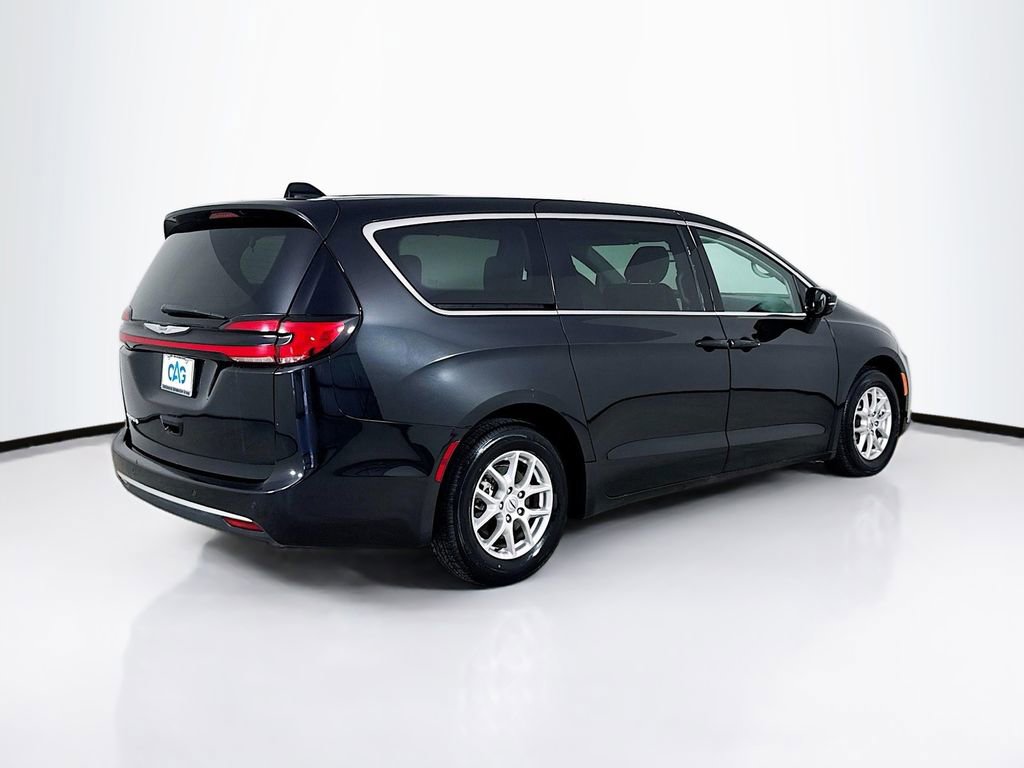 Used 2024 Chrysler Pacifica Touring-L FWD image 7