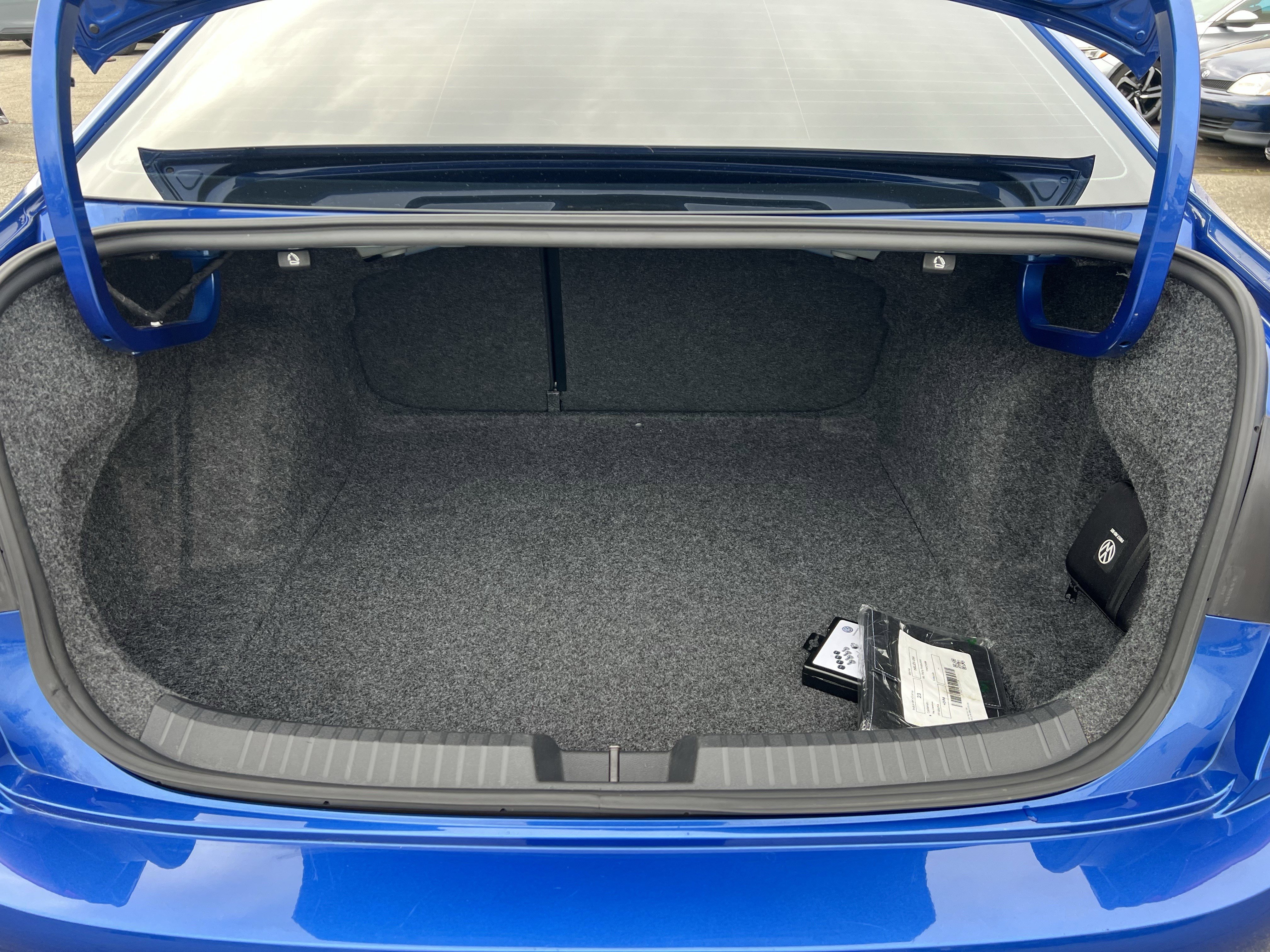 Used 2024 Volkswagen Jetta SE w/ Panoramic Sunroof Package image 28