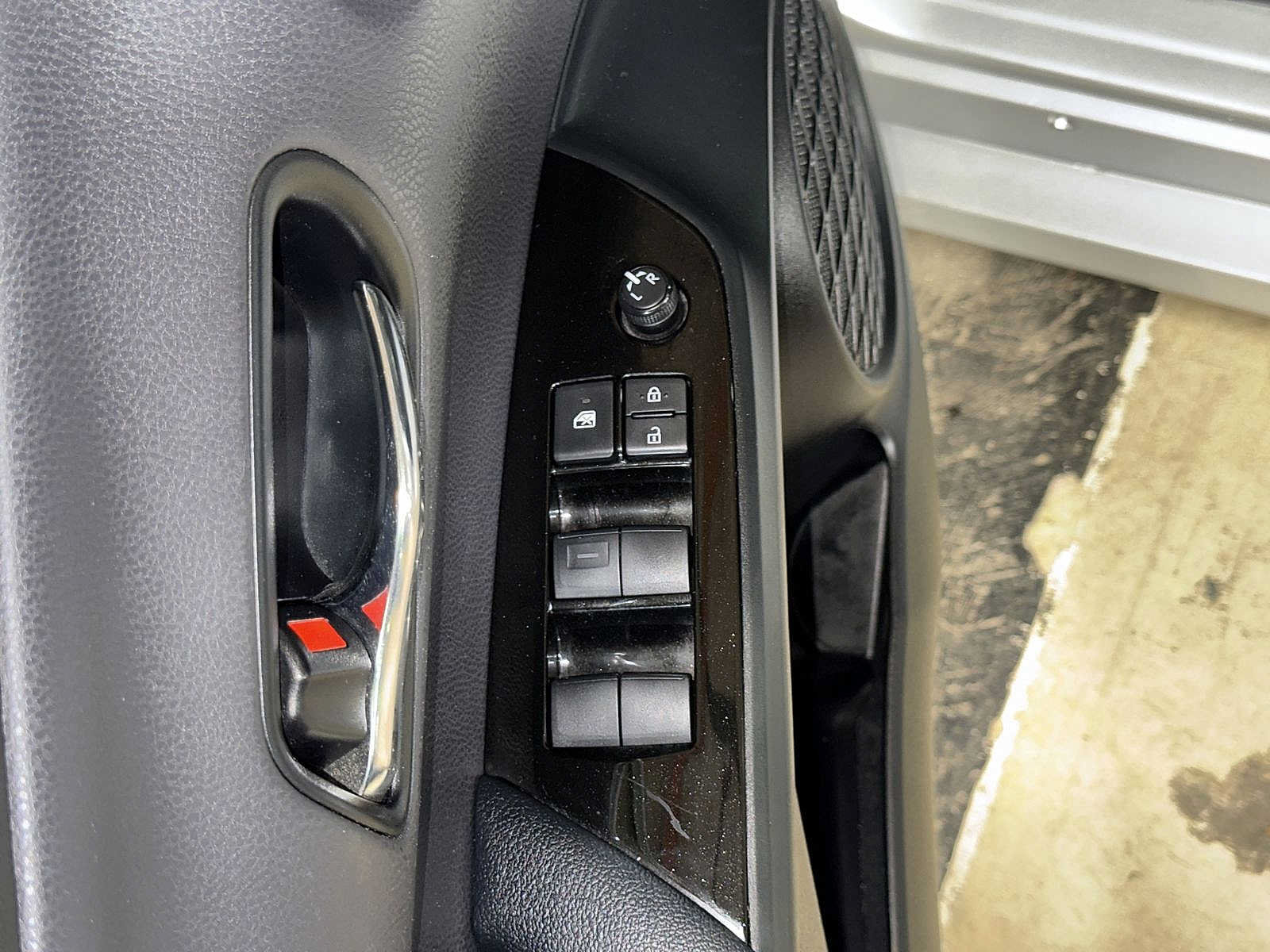 Used 2022 Toyota Prius LE AWD/4WD image 22