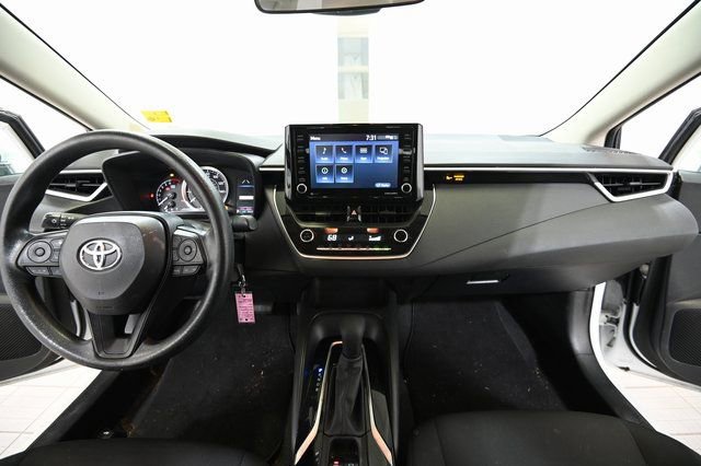 Used 2022 Toyota Corolla LE image 2