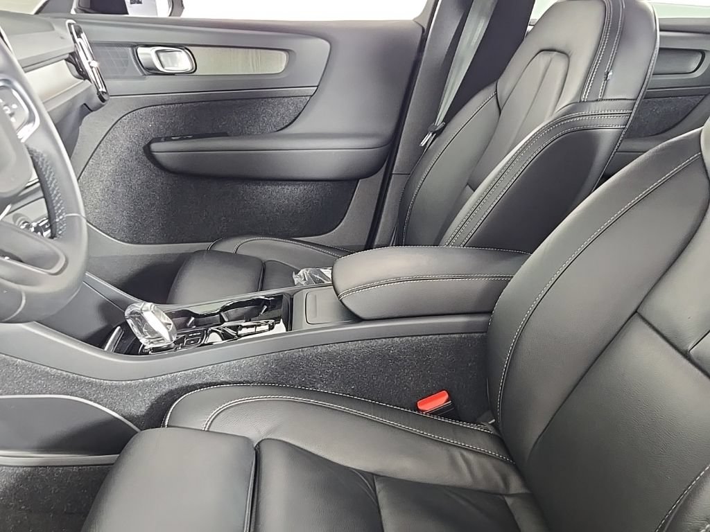 Certified 2023 Volvo XC40 B5 Plus w/ Driver Assist Package AWD/4WD image 25