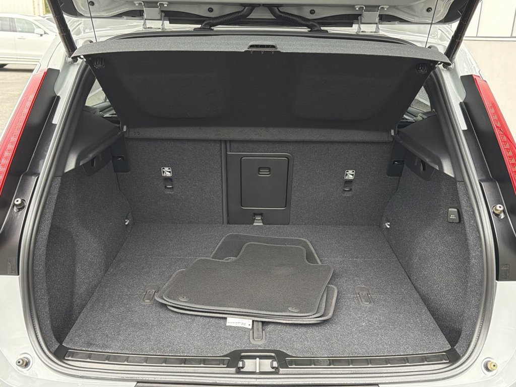 Certified 2024 Volvo XC40 B5 Plus w/ Climate Package AWD/4WD image 27