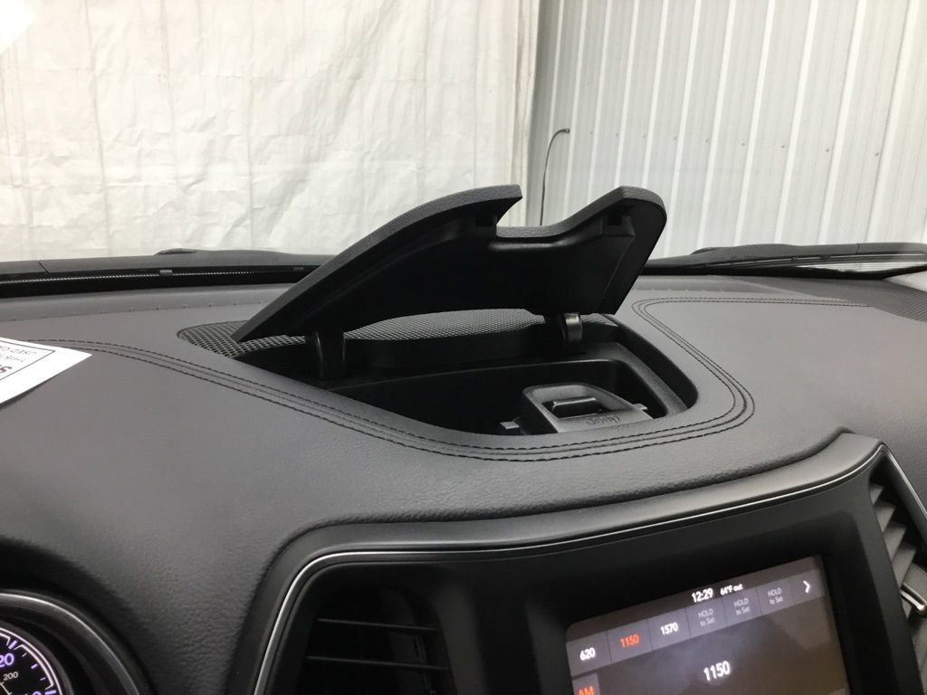Used 2019 Jeep Cherokee Latitude Plus w/ Cold Weather Group AWD/4WD image 17