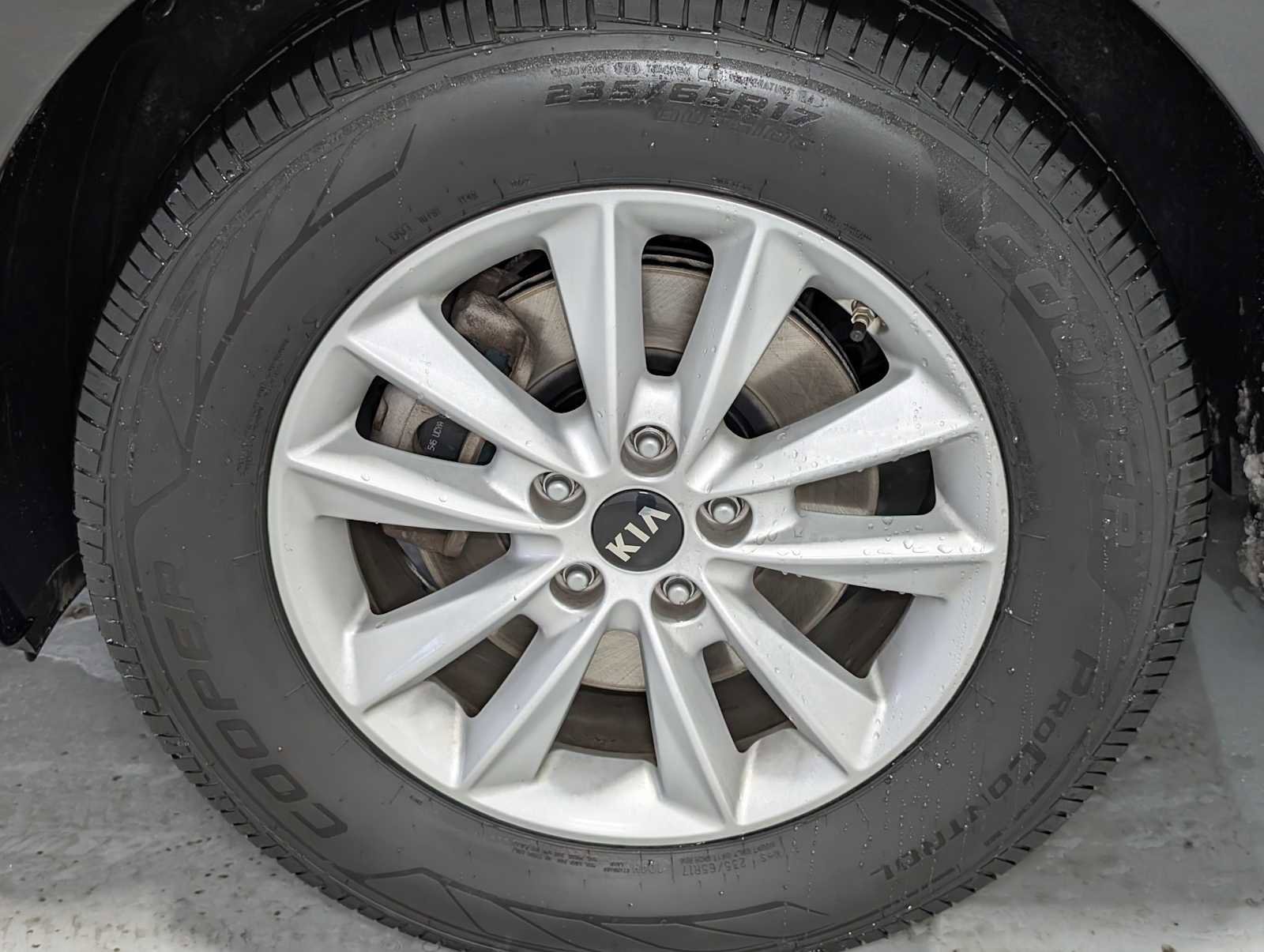 Used 2020 Kia Sorento LX image 3