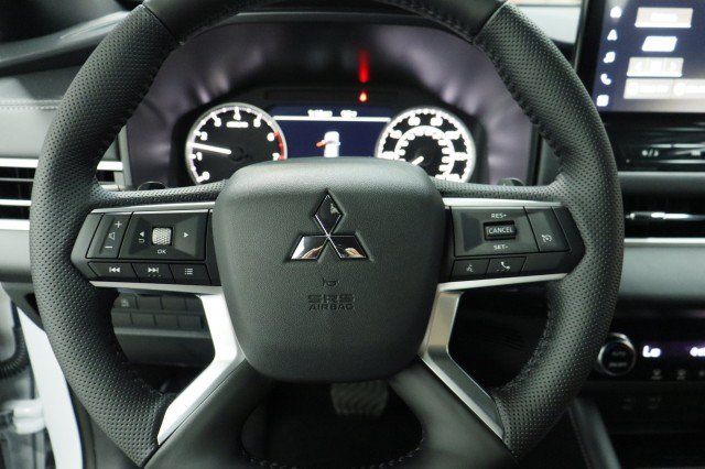 New 2026 Mitsubishi Outlander LE FWD image 8