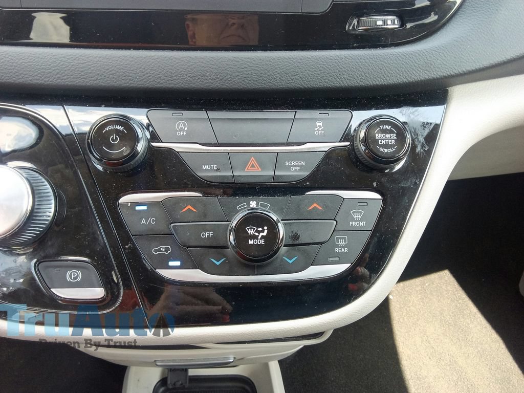 Used 2023 Chrysler Voyager LX FWD image 33