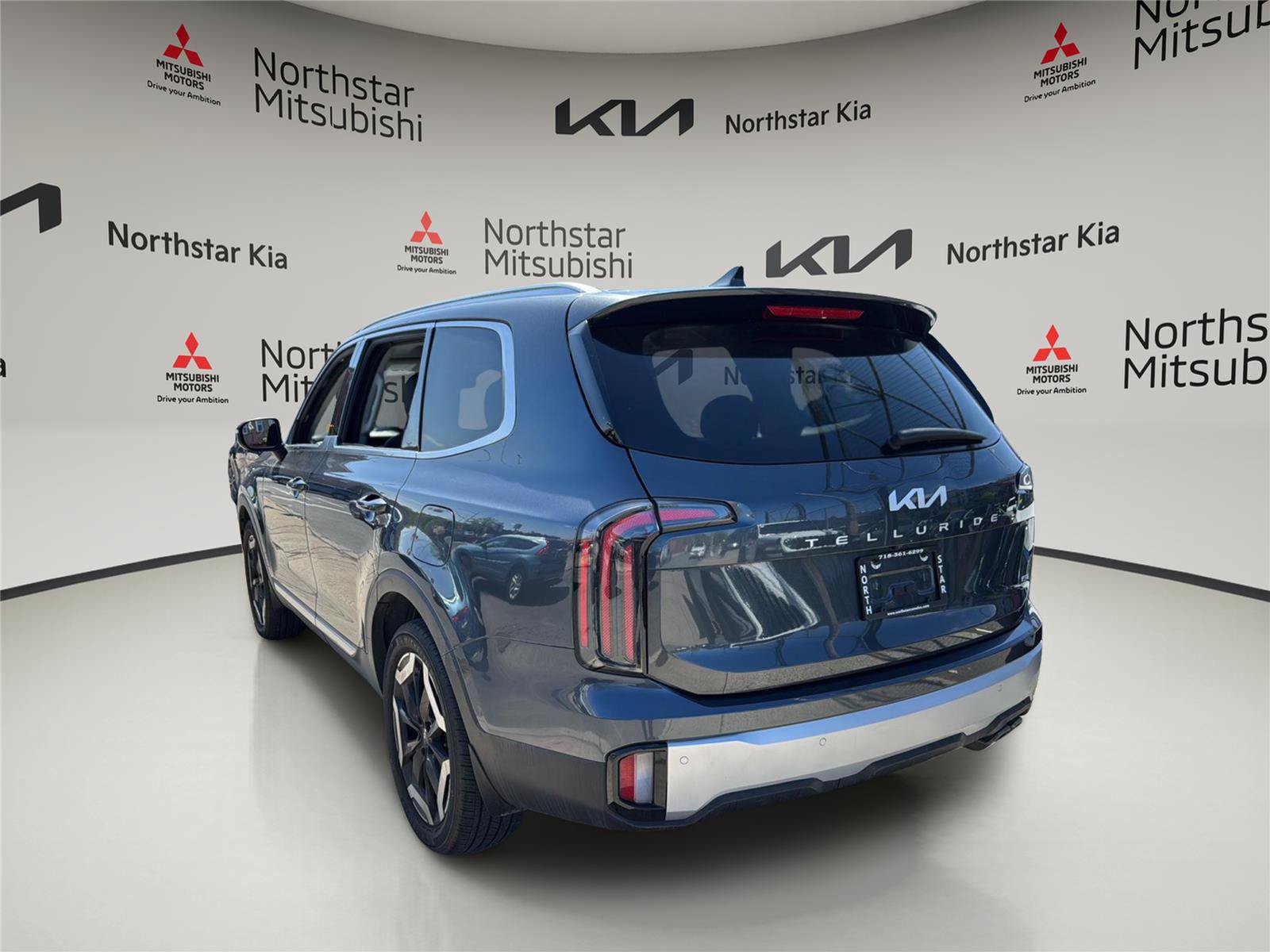 Used 2023 Kia Telluride EX w/ EX Captain's Chair Package AWD/4WD image 3
