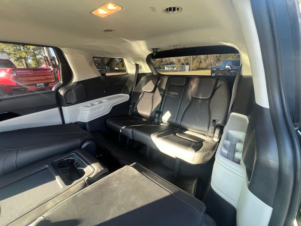 Used 2024 Kia Carnival EX image 16