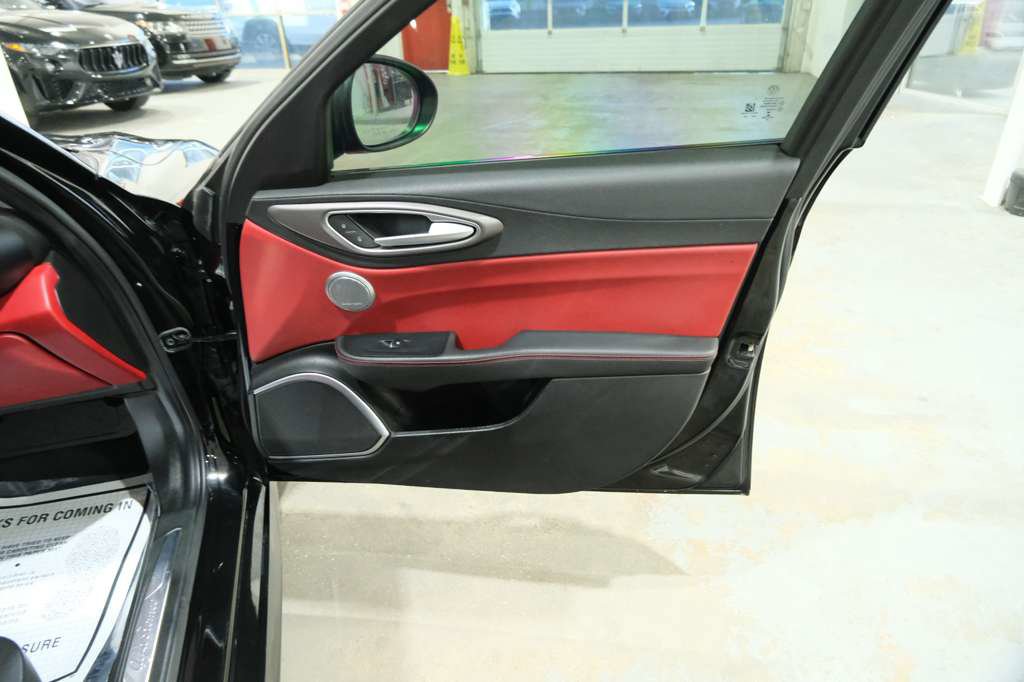Used 2018 Alfa Romeo Giulia Ti w/ Nero Edizione RWD image 32