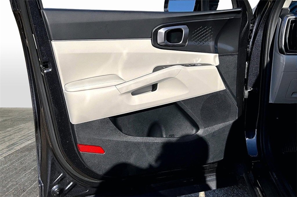Certified 2025 Kia Sorento EX w/ Panoramic Sunroof Package image 18