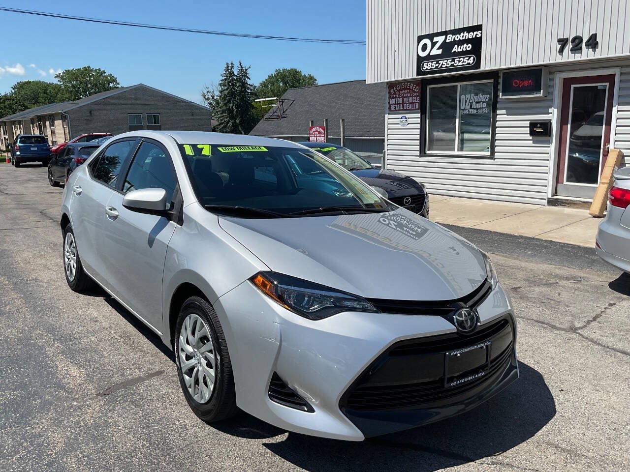 Used 2017 Toyota Corolla LE FWD image 1