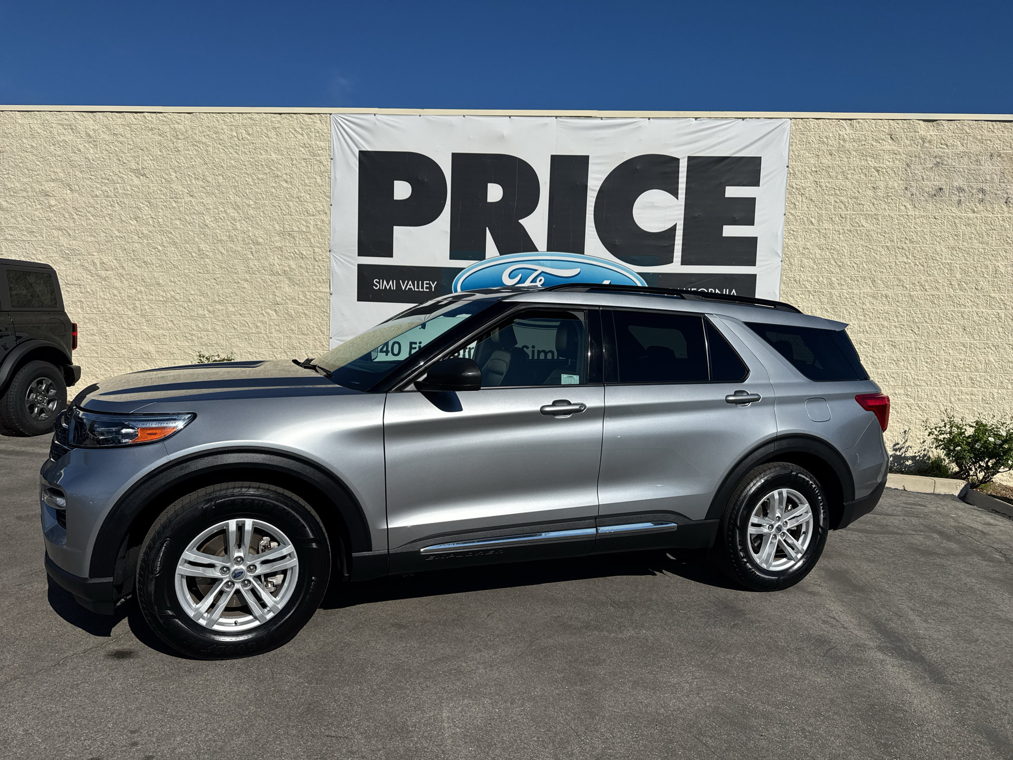 Used 2023 Ford Explorer XLT w/ Equipment Group 202A RWD image 2