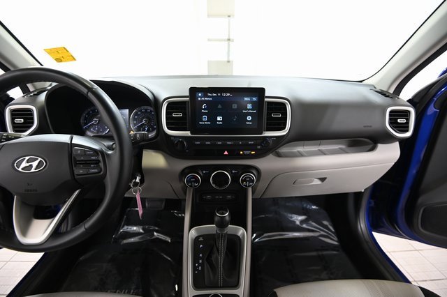 Used 2022 Hyundai Venue SEL image 2