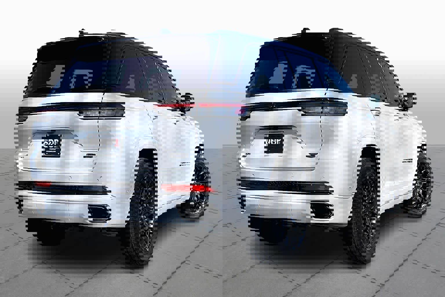 Used 2025 Jeep Grand Cherokee Summit w/ Obsidian Package image 12