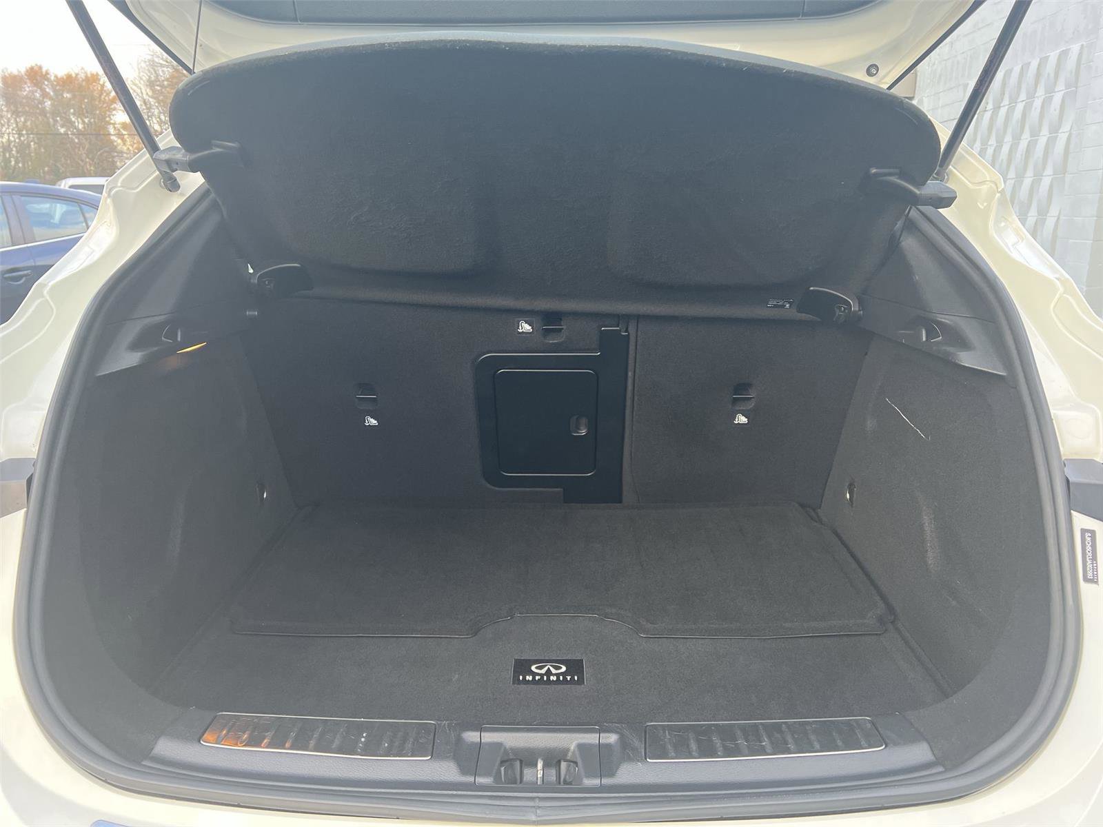 Used 2018 INFINITI QX30 Premium w/ Cargo Package image 23