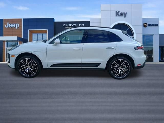Used 2025 Porsche Macan AWD/4WD image 2