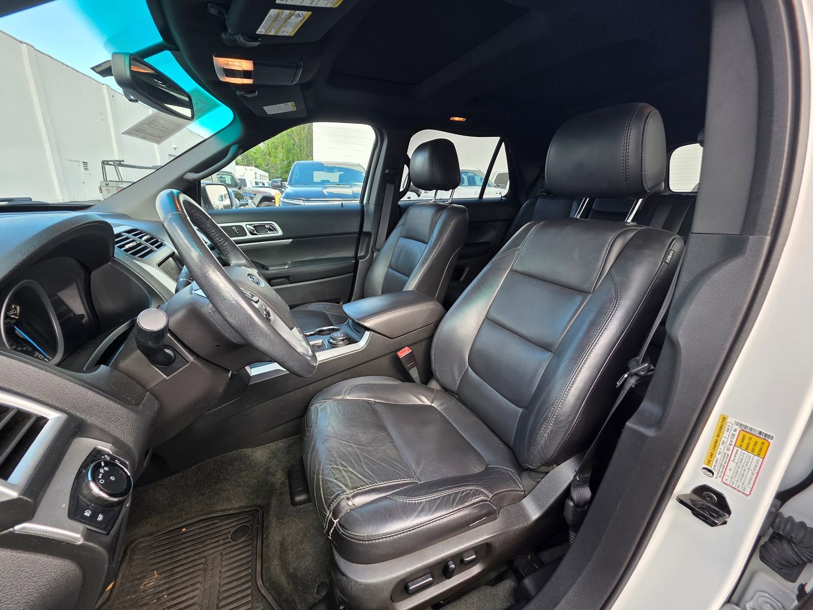 Used 2015 Ford Explorer XLT w/ Equipment Group 202A AWD/4WD image 11