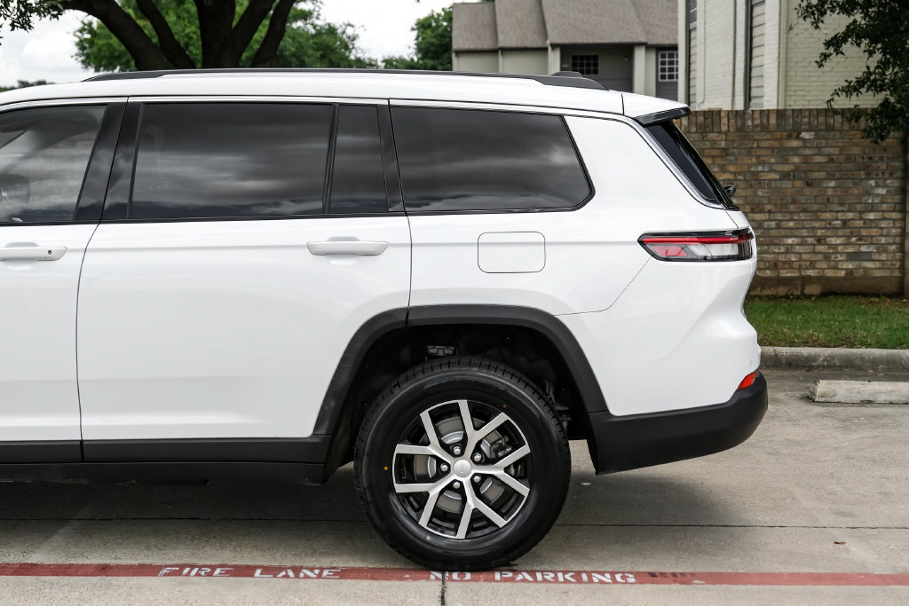 Used 2023 Jeep Grand Cherokee L Limited AWD/4WD image 23
