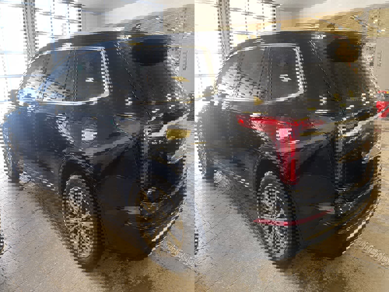 Used 2021 Cadillac XT6 Premium Luxury w/ LPO, Floor Liner Package image 4