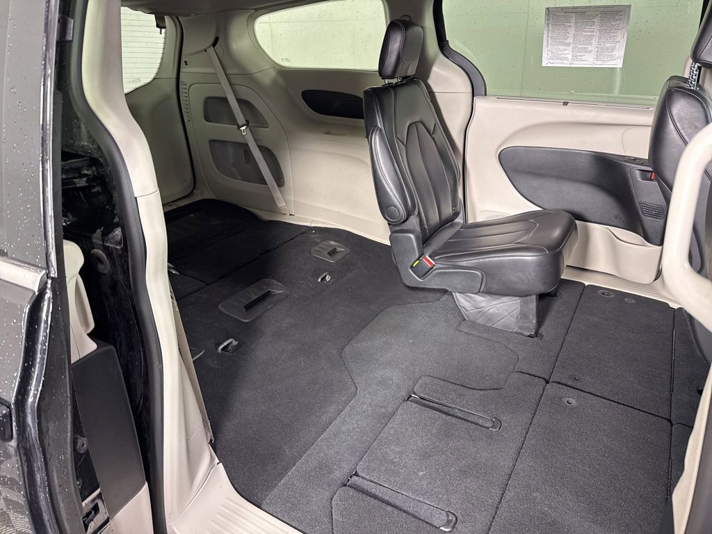 Used 2024 Chrysler Pacifica Touring-L image 18