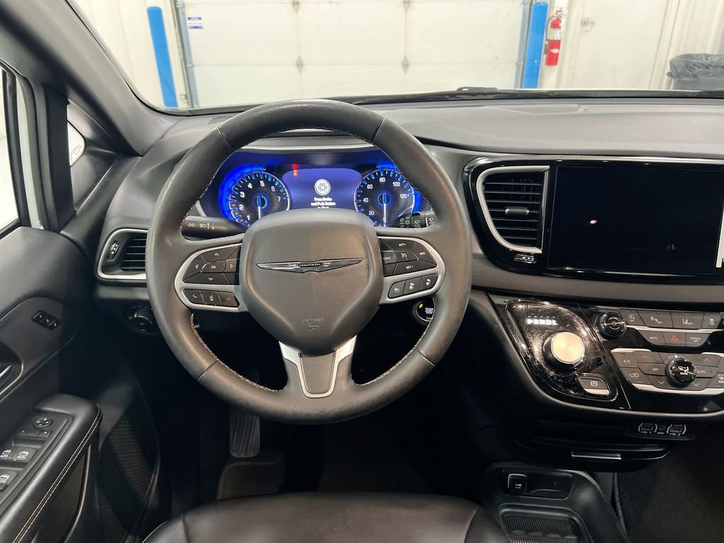 Used 2025 Chrysler Pacifica Select image 11