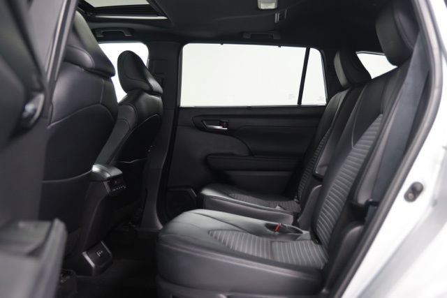 Used 2024 Toyota Highlander XSE FWD image 31