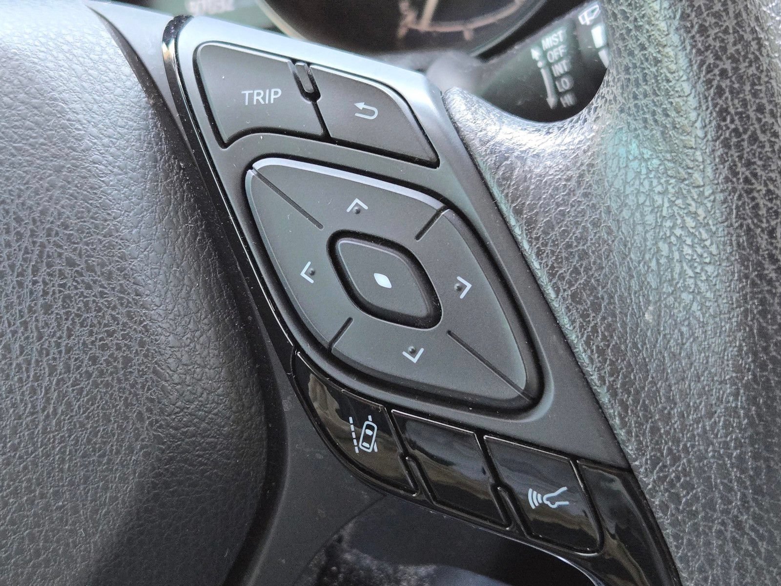 Used 2020 Toyota C-HR LE FWD image 30