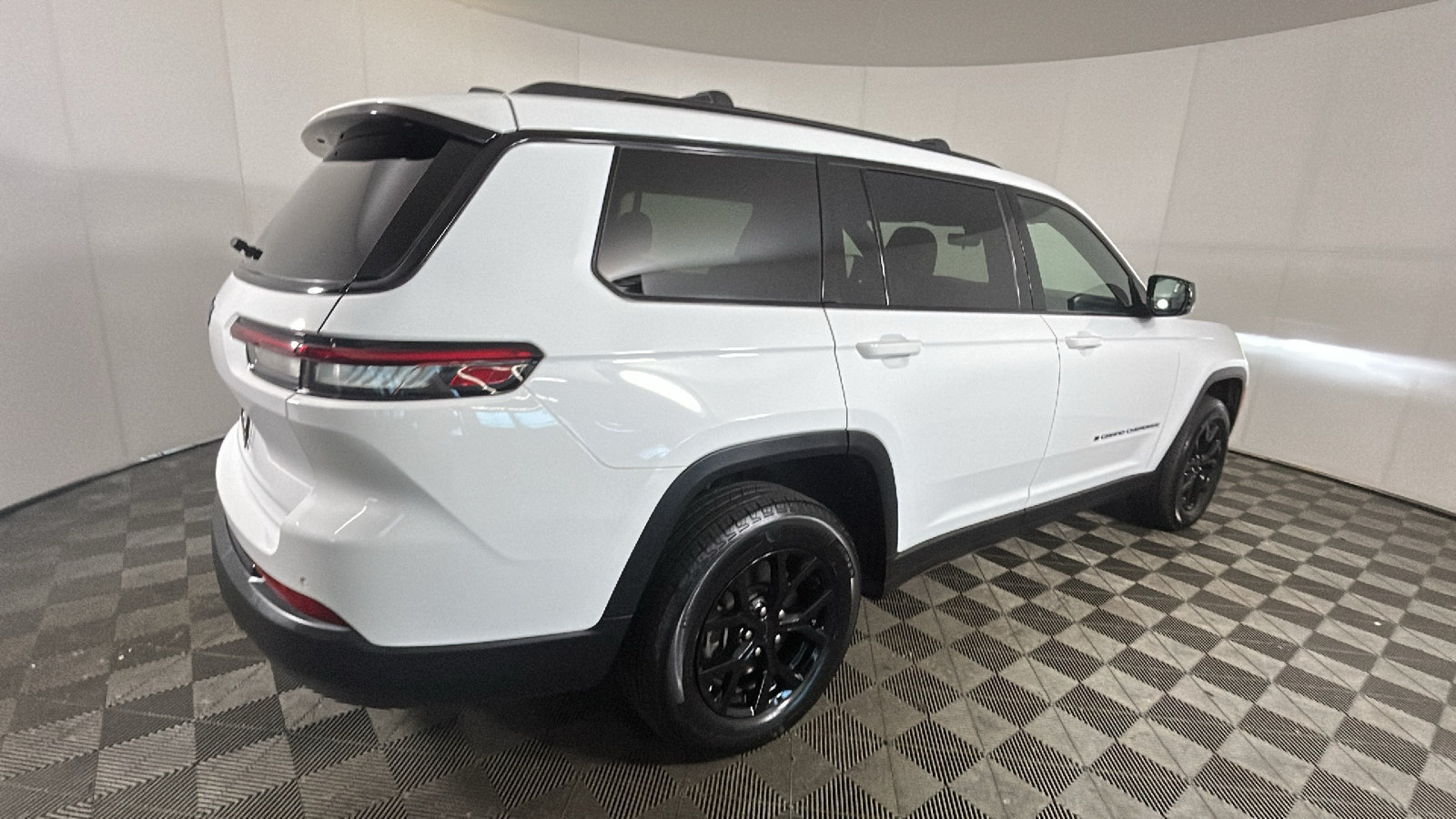 Used 2025 Jeep Grand Cherokee L Altitude AWD/4WD image 3