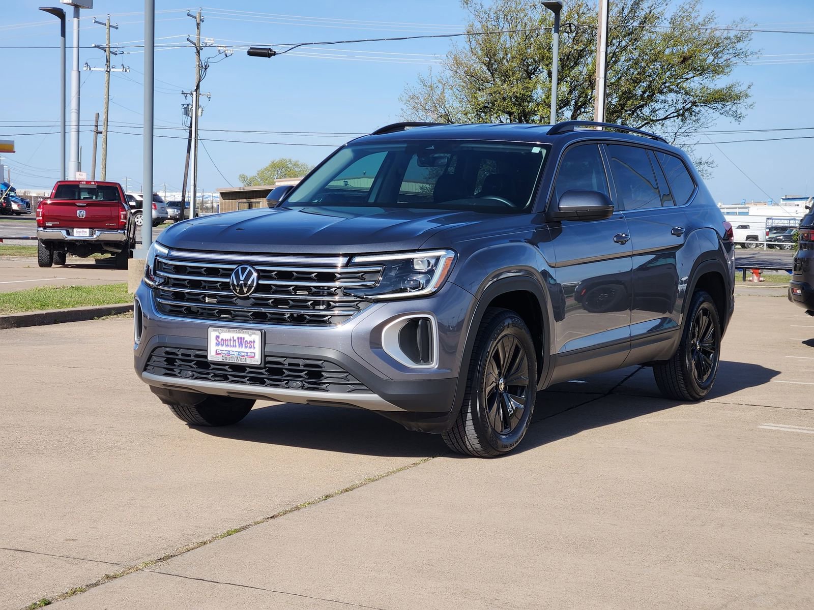 Used 2024 Volkswagen Atlas SE image 2